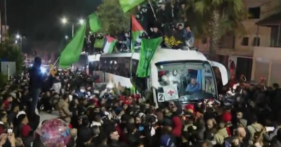 العالم هذا الصباح.. نجاح عملية تبادل الدفعة الأولى من المحتجزين والأسرى بين إسرائيل وحماس.. احتفالات فى شوارع الضفة الغربية بعد الإفراج عن الأسرى الفلسطينيين.. وأول خطاب لترامب فى واشنطن منذ 2021 قبل حفل تنصيبه