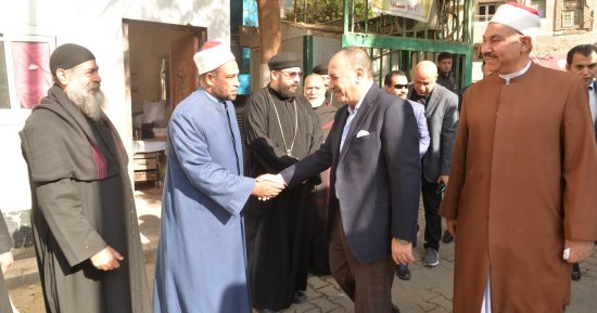 محافظ أسيوط يتفقد معهد الأورام الجامعى ويشهد توزيع 150 بطانية ومنح عينية