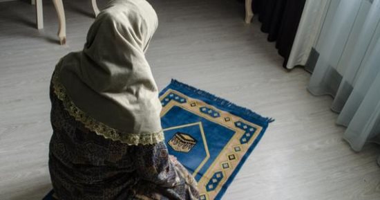هل عدم ارتداء المرأة للحجاب في نهار رمضان يبطل الصيام؟