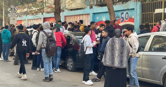 الأمهات يدعمن طلاب الشهادة الإعدادية بالجيزة من أمام اللجان الامتحانية.. صور