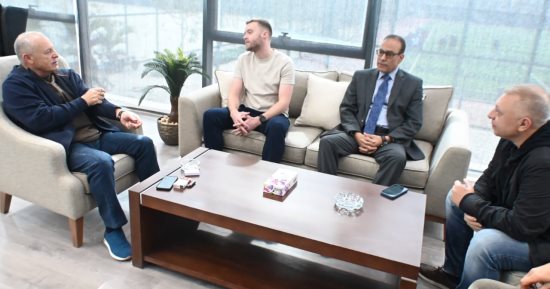 أبو ريدة يجتمع بالشركة الراعية لملابس المنتخبات لمناقشة التصميمات الجديدة