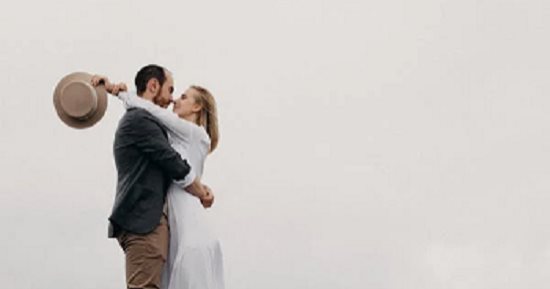 اليوم العالمى للعناق.. 7 أنواع للغة الجسد ودلالاتها