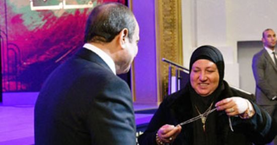 أم البطل عمر القاضى تهدى الرئيس السيسى سلسلة خاصة بالشهيد