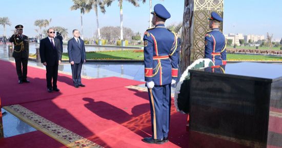الرئيس السيسى يضع إكليلا من الزهور على النصب التذكارى لشهداء الشرطة.. صور