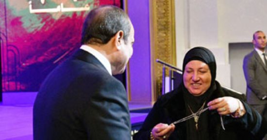 والدة الشهيد عمر القاضى لليوم السابع: الرئيس طبطب على قلبى بتكريم عيد الشرطة