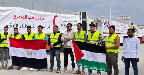 شباب من الفيوم يصلون معبر رفح ضمن قافلة مساعدات التحالف الوطنى لغزة.. صور