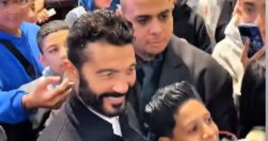 خالد النبوي فى العرض الخاص لـ"سراب" جبر خاطر جمهوره واتصور مع الكل.. فيديو