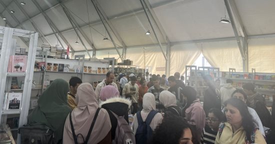 تبدأ من 5 جنيهات.. إقبال كثيف على جناح سور الأزبكية بمعرض القاهرة للكتاب
