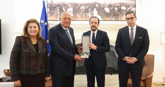 سامح شكرى وزير الخارجية السابق يتقلد وسام الصليب الأعظم لمكاريوس الثالث بقبرص