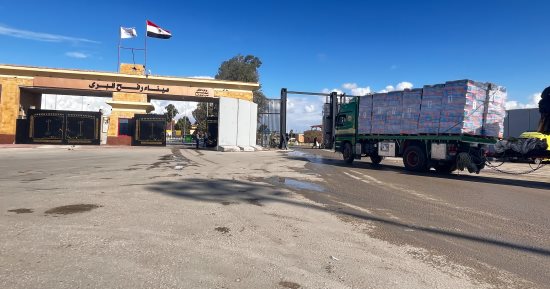 استمرار دخول شاحنات المساعدات إلى غزة عبر معبر رفح 