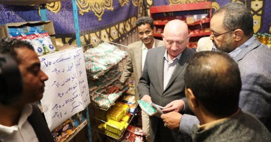 افتتاح معرض لبيع اللحوم البلدية والسلع الغذائية بتخفيضات كبيرة بأسوان.. صور