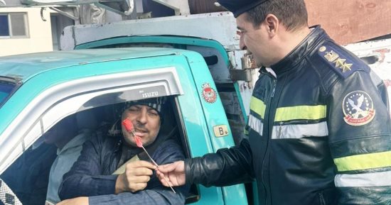المرور يوزع ورود وشيكولاتة على قائدى السيارات بمناسبة عيد الشرطة.. صور