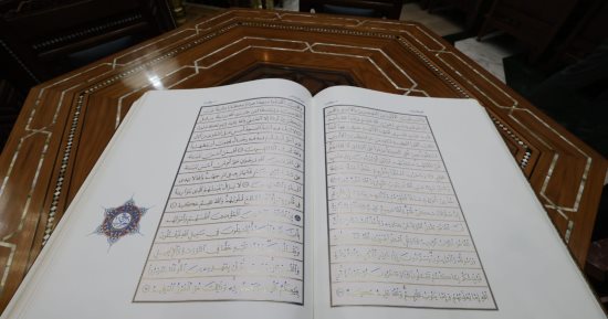 بوزن 35 كيلو... جناح الأزهر يقدم لزواره لأول مرة مصحفا فريدا بزخرفة فنية شاملة