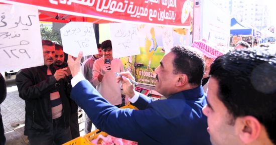 افتتاح سوق اليوم الواحد بمطروح وإقبال كبير من الأهالي على شراء السلع.. فيديو