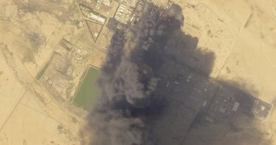أسوشيتدبرس تنشر صورا لاشتعال النيران بأكبر مصفاة نفط بالسودان