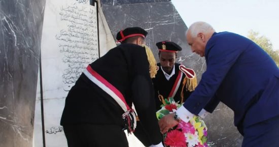 محافظ الوادى الجديد يضع إكليلا من الزهور على النصب التذكارى لشهداء الشرطة