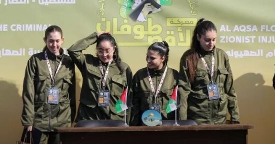 بلباسهن العسكري.. الفصائل الفلسطينية تسلم إسرائيل 4 مجندات وسط حشود بغزة.. الصليب الأحمر: المفرج عنهن بصحة جيدة.. سجون الاحتلال تستعد لإطلاق سراح 200 أسير.. ونتنياهو: الحكومة ملتزمة بإعادة جميع المختطفين.. صور