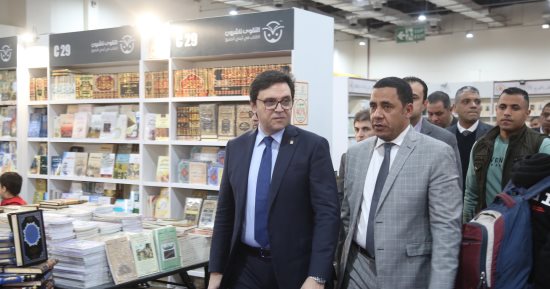 وزير الثقافة يتفقد أروقة معرض القاهرة الدولي للكتاب الـ 56
