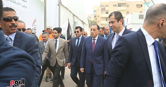رئيس مجلس الوزراء يتفقد فعاليات أسبوع الخير بالأسمرات