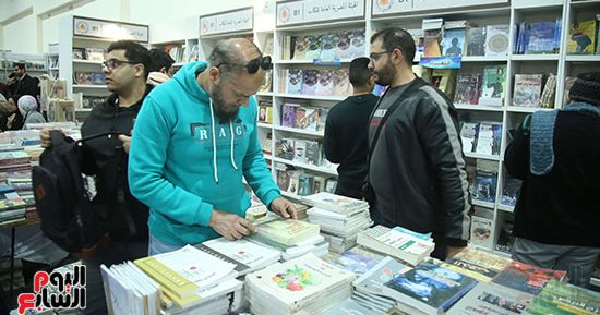 اقرأ.. في البدء كان الكلمة.. زحام شديد خلال ثالث أيام معرض الكتاب  