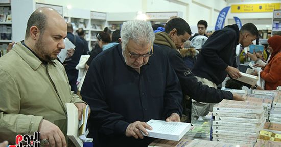 مبيعات تقترب من 100 ألف جنيه لجناح قصور الثقافة بمعرض الكتاب.. صور 