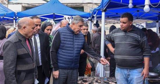 محافظ الإسكندرية يتفقد سوق اليوم الواحد بمنطقة أبو يوسف بحى العجمى