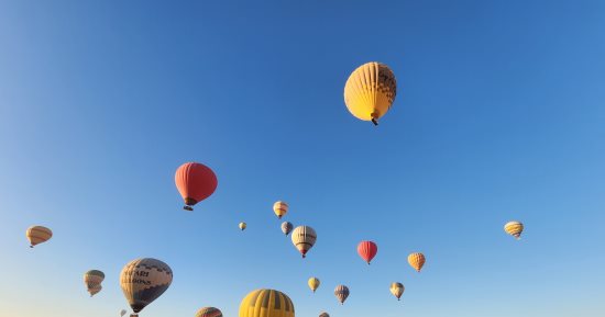 أرض السحر والسياحة.. شاهد لحظات تحليق سياح العالم فى البالون الطائر بالأقصر