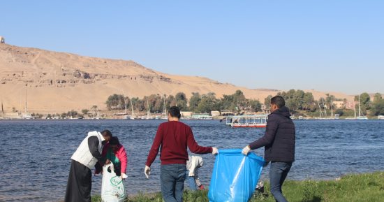 "ضد البلاستيك" مبادرة تطوعية لتنظيف الجزر النيلية بأسوان.. إنقاذ البيئة من الأكياس البلاستيكية ومراقبة الطيور أهم أهدافها.. أعضاؤها يؤكدون: هدفنا الحفاظ على بلدنا والظهور  بشكل حضارى أمام الأفواج السياحية.. صور