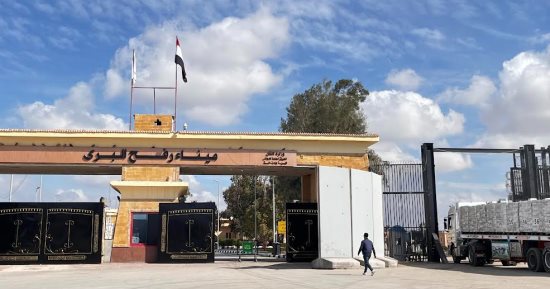 تواصل  دخول شاحنات المساعدات الإنسانية عبر معبر رفح إلى قطاع غزة
