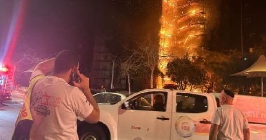 إصابة إسرائيليين فى حريق ضخم اندلع بمبنى سكنى وسط إيلات