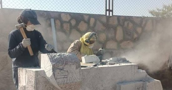 تحويل الكتل الحجرية لتحف فنية.. الأعمال اليومية في سمبوزيوم أسوان للنحت