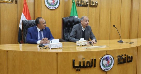 محافظ المنيا يعقد اجتماعا موسعا لتجهيز المساعدات الغذائية لدعم أشقائنا فى غزة