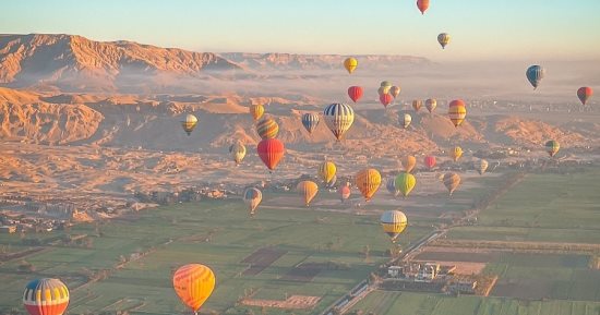 رحلات البالون الطائر.. 1700سائح يحلقون فوق سماء الأقصر