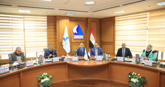 التوسع بخدمات مشروعات الصرف الصحى واستئناف المشروعات المتعثرة بكفر الشيخ