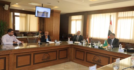 محافظ الجيزة يلتقى عددًا من المواطنين لبحث شكواهم