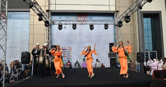 عروض فنية على المسارح المكشوفة بمعرض الكتاب تُبهر الجمهور