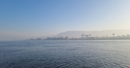 شبورة كثيفة تغطى الطرق السريعة.. وانخفاض درجات الحرارة فى سوهاج.. فيديو