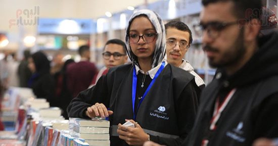 توافد زوار معرض القاهرة الدولي للكتاب بدورته الـ 56 في يومه السادس