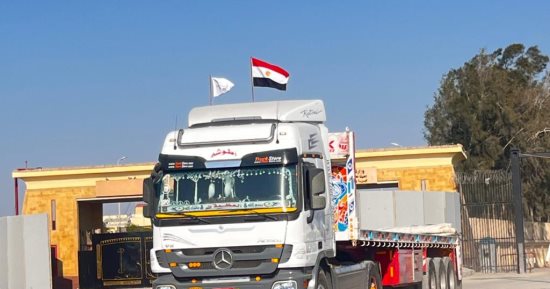 عودة شاحنات المساعدات عبر معبر رفح بعد تفريغ حمولتها فى غزة