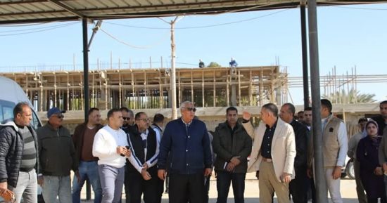 محافظ الوادى الجديد يتفقد عددا من المواقع والإنشاءات بالخارجة خلال جولته الصباحية