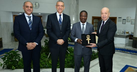 رئيس مصر للطيران يبحث مع سفير كوت ديفوار تعزيز التعاون في مجال النقل الجوي