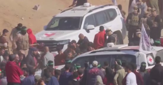 إعلام إسرائيلي: الصليب الأحمر أبلغ إسرائيل بتسلمه 7 محتجزين