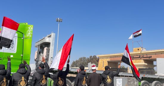 الحركة لا تتوقف فى معبر رفح لإنفاذ شاحنات نقل المساعدات لغزة.. فيديو