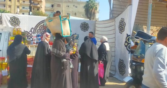 إقبال على "سوق اليوم الواحد" لبيع السلع بأسعار مخفضة بههيا وفاقوس