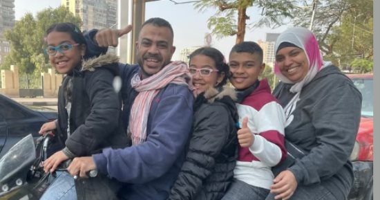 التقط لهم صورة وشبهم بالأهلى.. كولر  يتغنى بعائلة مصرية من على الموتوسيكل