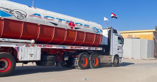 مباشر من معبر رفح.. دخول شاحنات محملة بالأغذية والوقود لدعم غزة.. فيديو