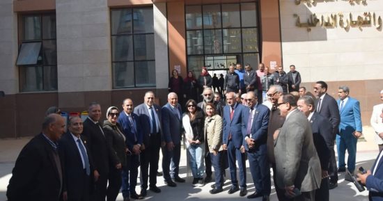 وفد من "لجنتى الدفاع" بمجلسى النواب والشيوخ يتفقد المجمع الحكومى بالوادى الجديد