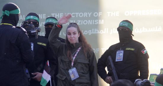 الفصائل الفلسطينية في غزة تسلم الأسرى الإسرائيليين و5 عمال تايلانديين.. الصليب الأحمر ينقل أربيل يهود وجادي موزيس من خان يونس إلى الداخل الإسرائيلي.. تل أبيب تعلن تأجيل الإفراج عن 110 من الأسرى الفلسطينيين