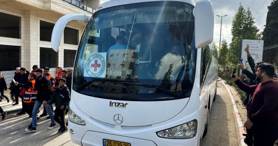 حافلات فلسطينية تتحرك من غزة إلى معبر كرم أبو سالم لنقل الأسرى الفلسطينيين