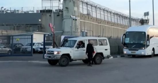 إعلام عبرى: الإفراج عن المحتجزين سيتم على 3 مراحل داخل غزة